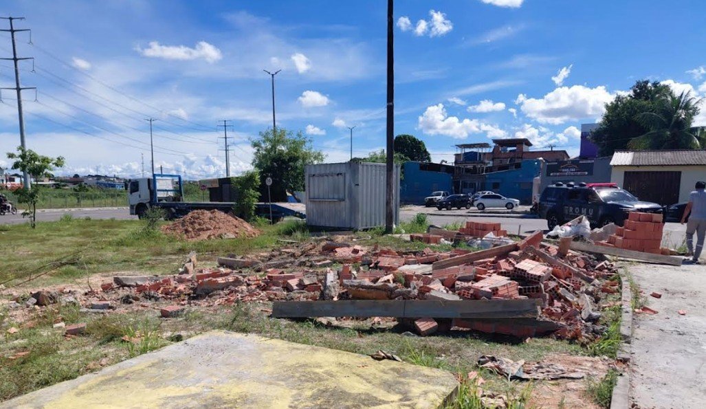 Área pública é alvo de demolições no Novo Aleixo após denúncias de invasão