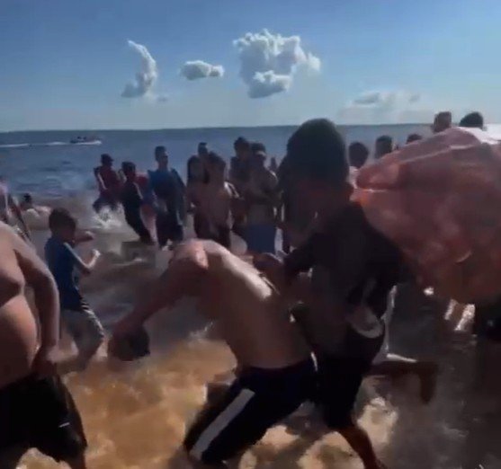 Suspeito de importunar criança é espancado por banhista na Ponta Negra