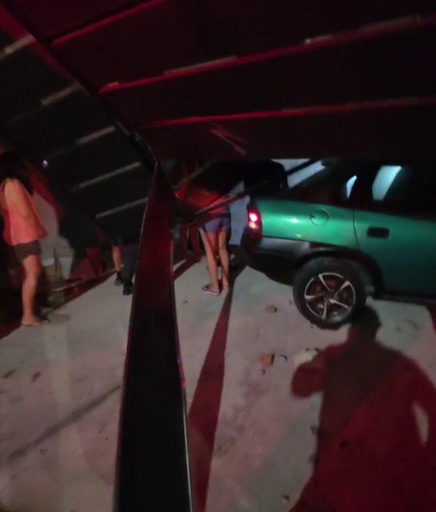 Carro desgovernado derruba portão de casa e assusta moradores no Campo Dourado