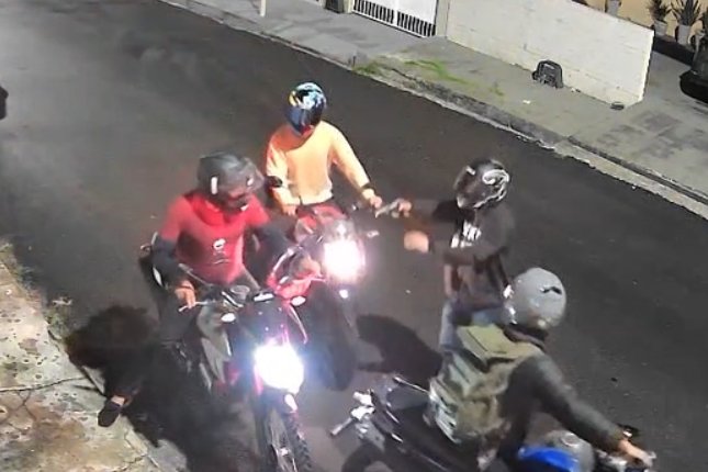 Vídeo mostra momento em que assaltantes tomam motocicleta de vítima em Manaus