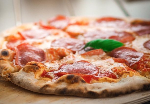 Mulher morre e centenas passam mal após comer pizza na Paraíba