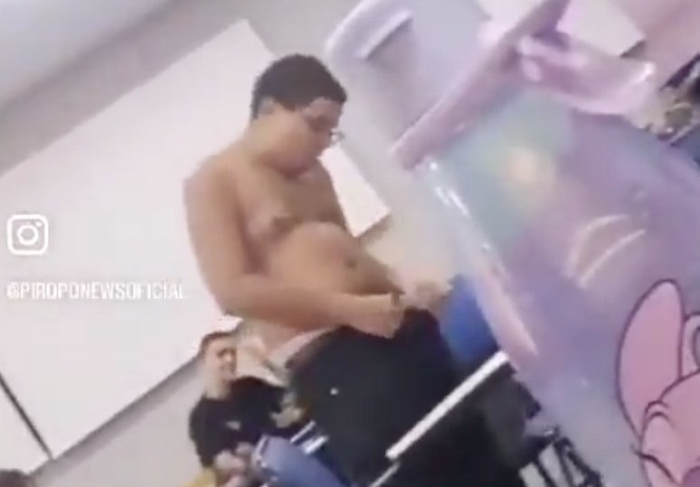 Estudante de Direito passa por 'surto' e tira as roupas durante aula no RJ; vídeo