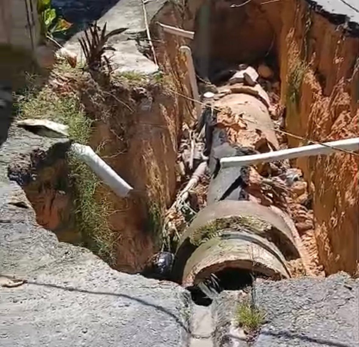 "Abrem o buraco e vão embora": população denuncia lama e valas deixadas pela Águas de Manaus