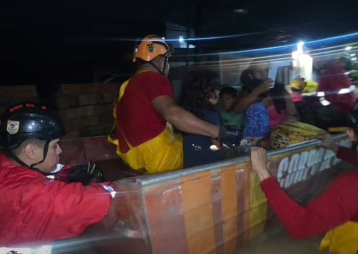 Bombeiros usam botes para resgatar famílias de áreas alagadas em Manaus