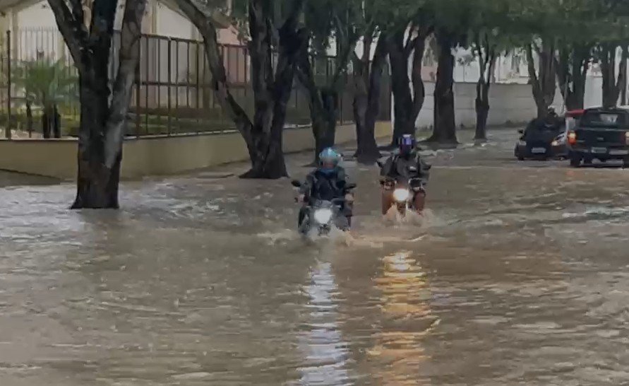 Chuva torrencial faz avenidas virarem 'rios' e deixa trânsito arriscado em Manaus