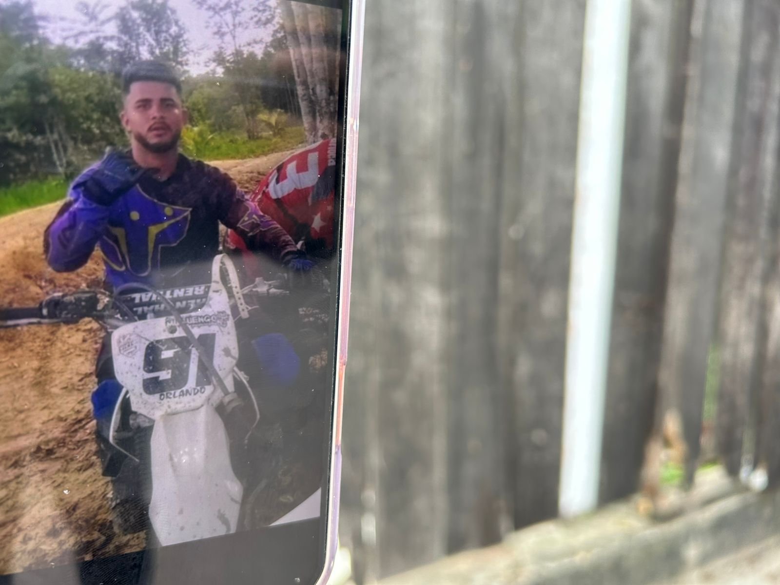 Jovem morre ao sair para trabalhar e tem moto roubada na Zona Leste