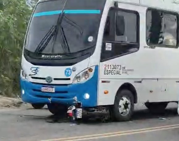 Motociclista fica preso sob ônibus no Puraquequara e sobrevive; vídeo
