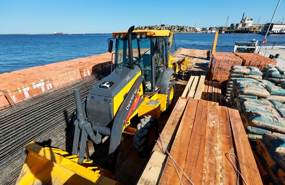 Manaus inicia fim das escolas de madeira na zona rural e envia 380 toneladas de material