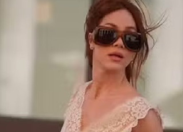 Giovanna Ewbank rouba cena em Paris e deixa tatuagem íntima à mostra