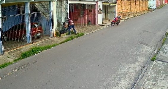 Estudante é roubada por motoqueiro que fingia ser motorista de aplicativo em Manaus; vídeo
