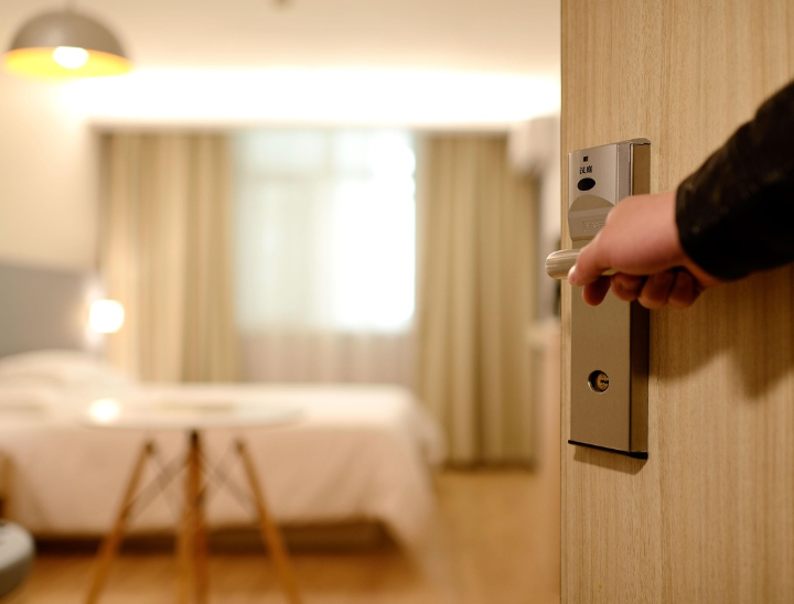 Pastor morre em motel com amante e esposa é chamada para reconhecer o corpo