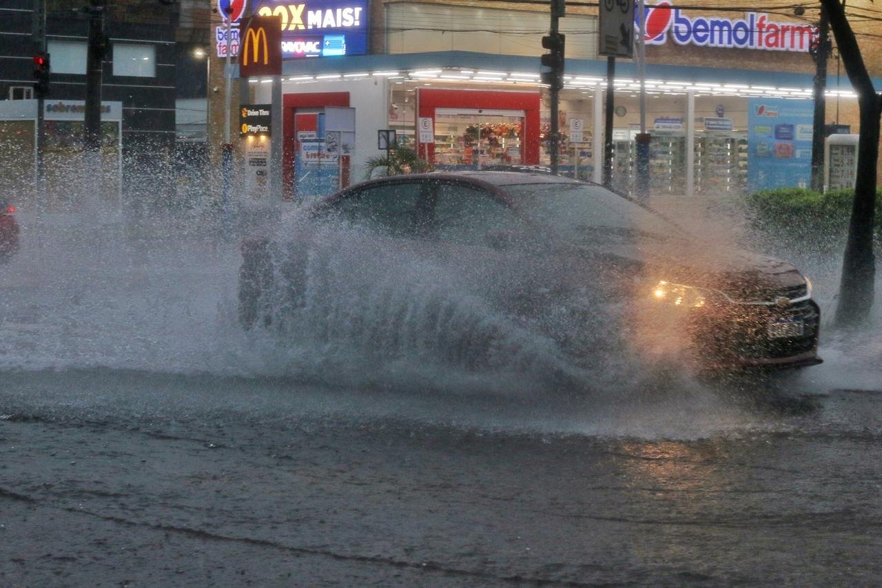 Manaus registra forte chuva e pontos de alagamento; Defesa Civil mantém alerta até sábado