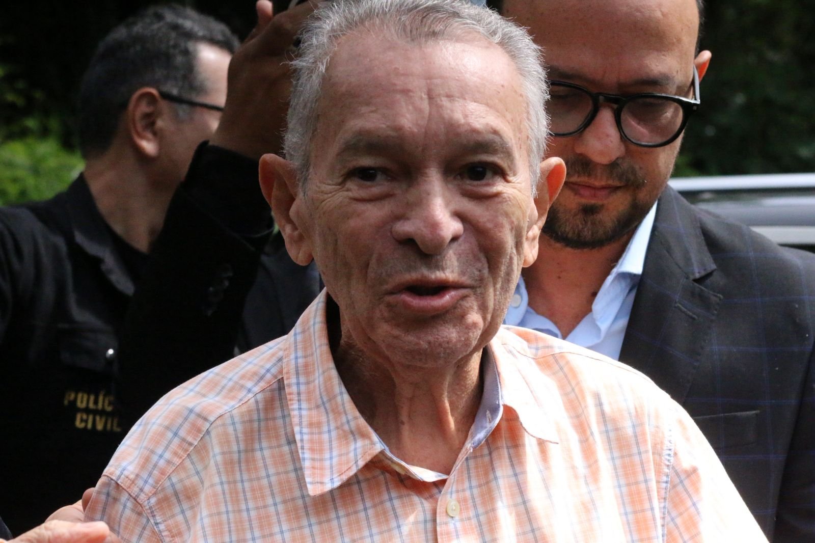 Desembargador condenado a 45 anos por suspeita de estupro aparece debilitado no IML