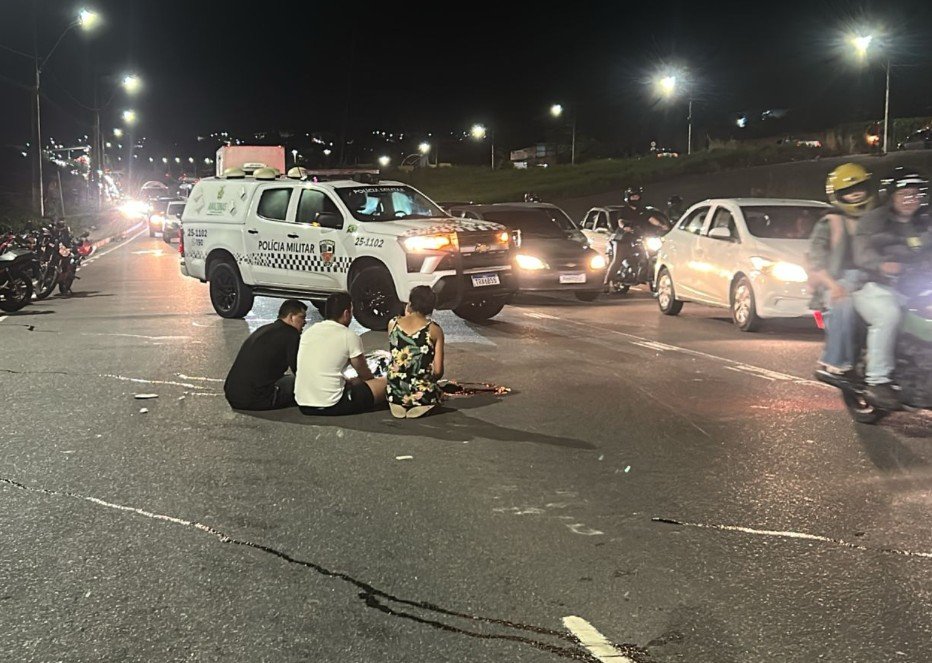 Jovem morre atingido por caminhão coletor na Av, das Torres após lanchar com o irmão