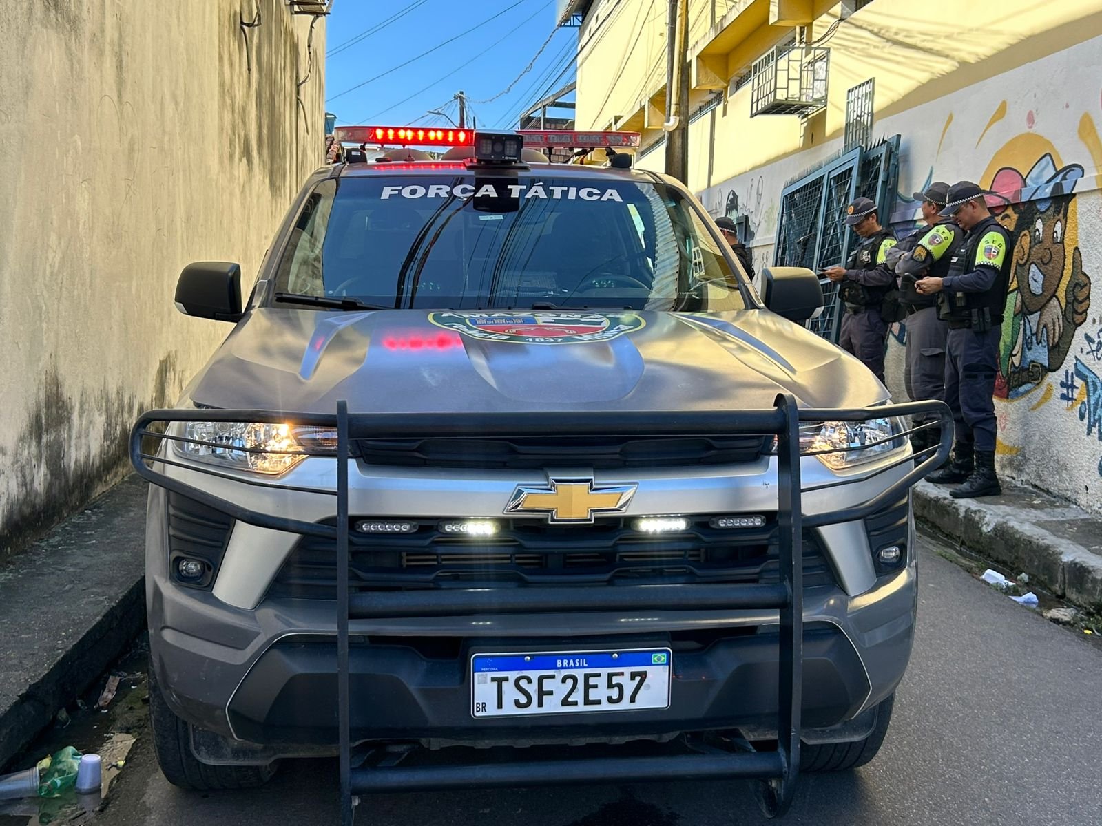 Traficantes abordam PM e roubam arma em beco no Coroado