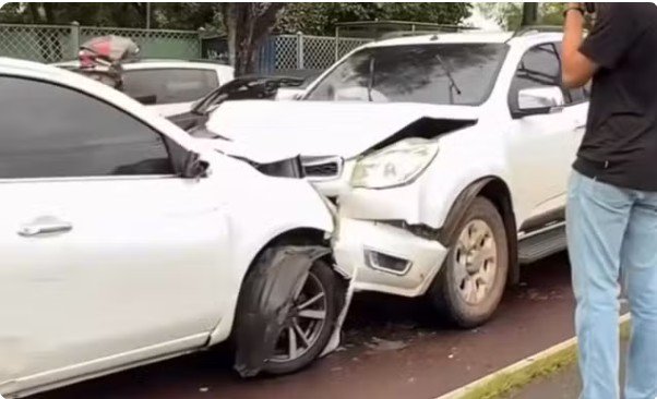 Colisão trava fluxo na Avenida Djalma Batista em horário de pico