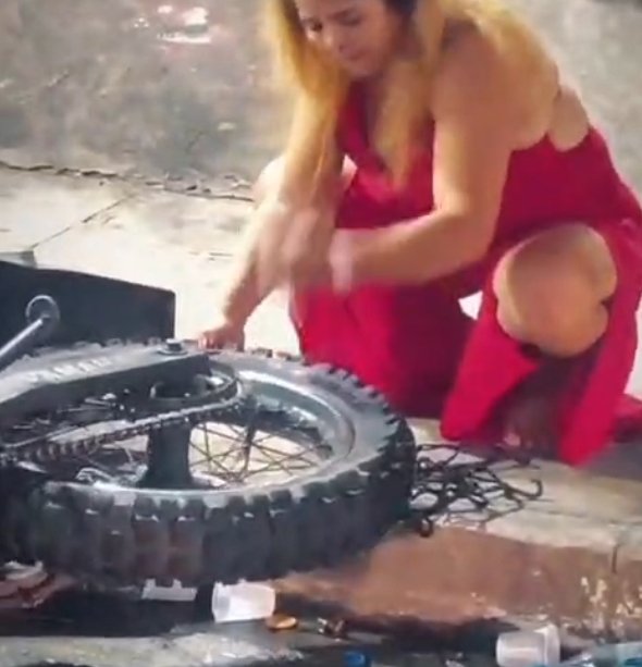Mulher destrói motocicleta após suposta traição em show do Pablo em Manaus; vídeo