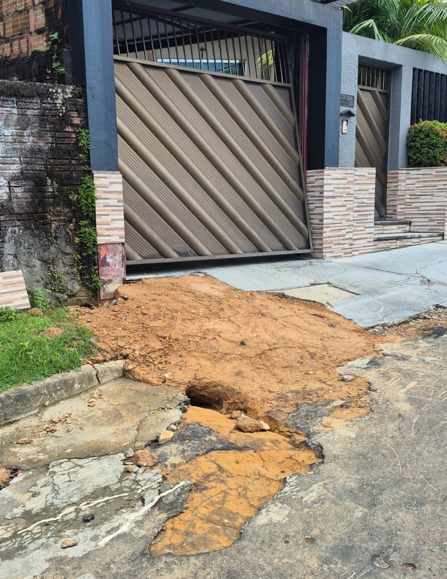 Águas de Manaus é multada em R$ 255 mil por "esquecer" calçada quebrada