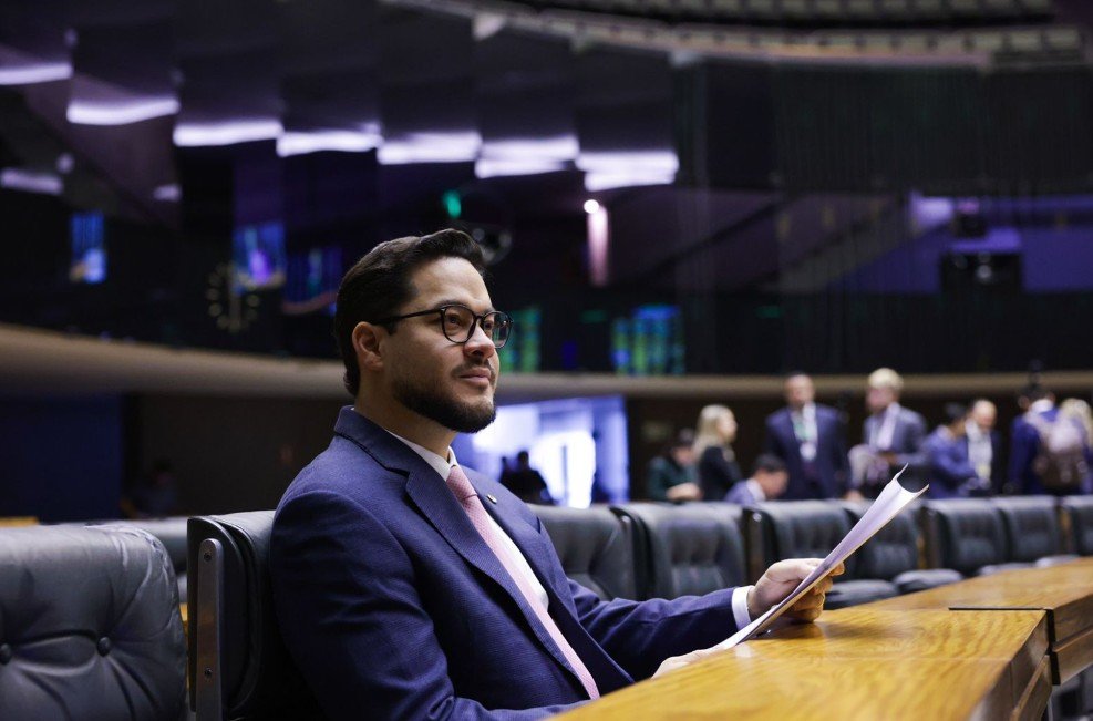 Adail Filho vota por projetos que ampliam proteção e direitos das mulheres