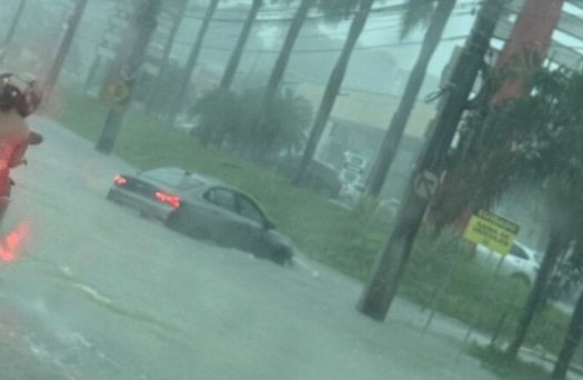 Temporal alaga ruas, invade casas e causa caos em Manaus; vídeos