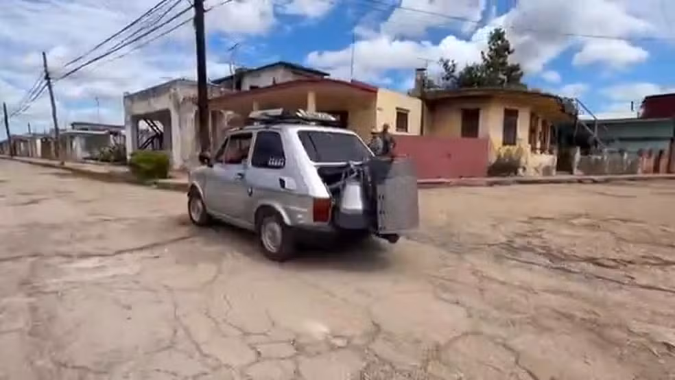 Carro movido a carvão: cubanos resgatam tecnologia de guerra para sobreviver à crise de combustível