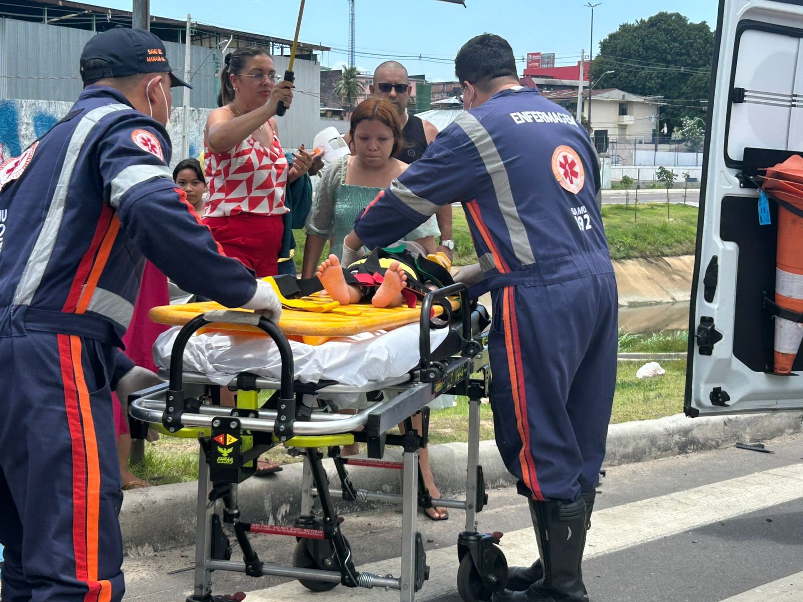 Colisão entre carro e moto deixa cinco feridos na Bola da Suframa