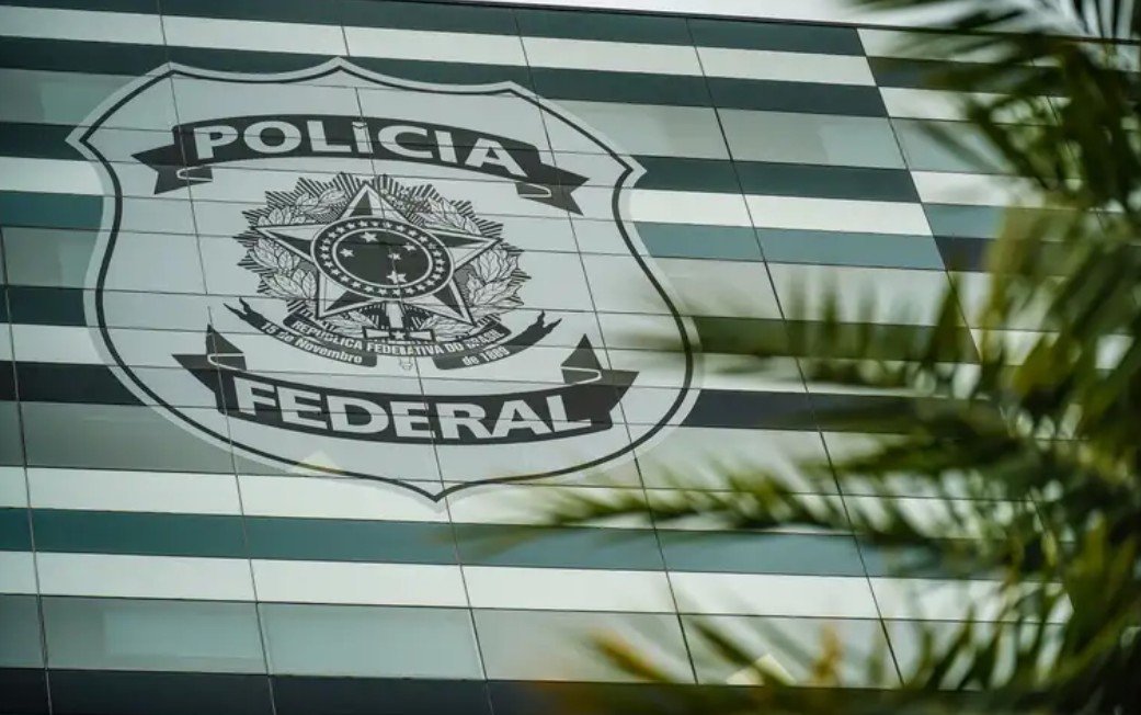 PF investiga se desvios do INSS custearam viagens de filho do presidente Lula