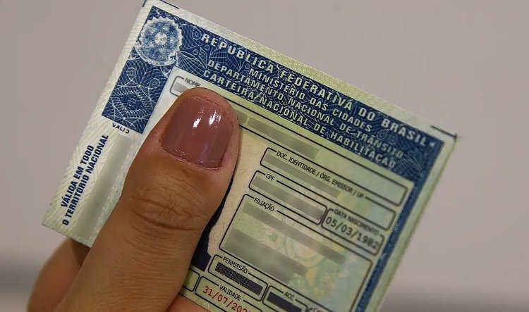 Projeto propõe CNH separada para carros manuais e automáticos; entenda