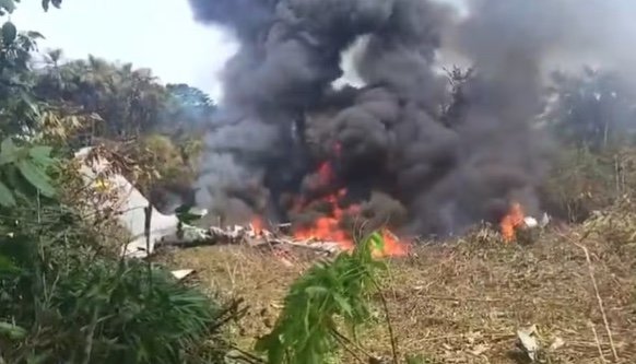 Avião militar cai na Colômbia com mais de 100 soldados a bordo; vídeo