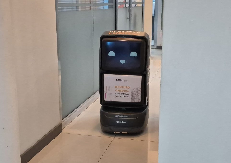 Tecnologia chega aos condomínios: robô fará entregas porta a porta em prédio de Manaus