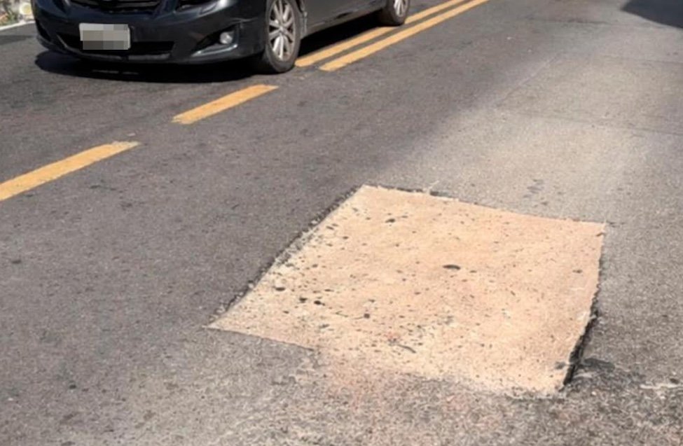 Águas de Manaus é multada em meio milhão de reais por asfalto mal acabado