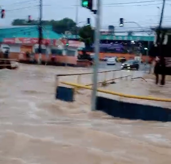 Vídeo: Águas do igarapé da Avenida Brasil invadem pistas durante temporal em Manaus