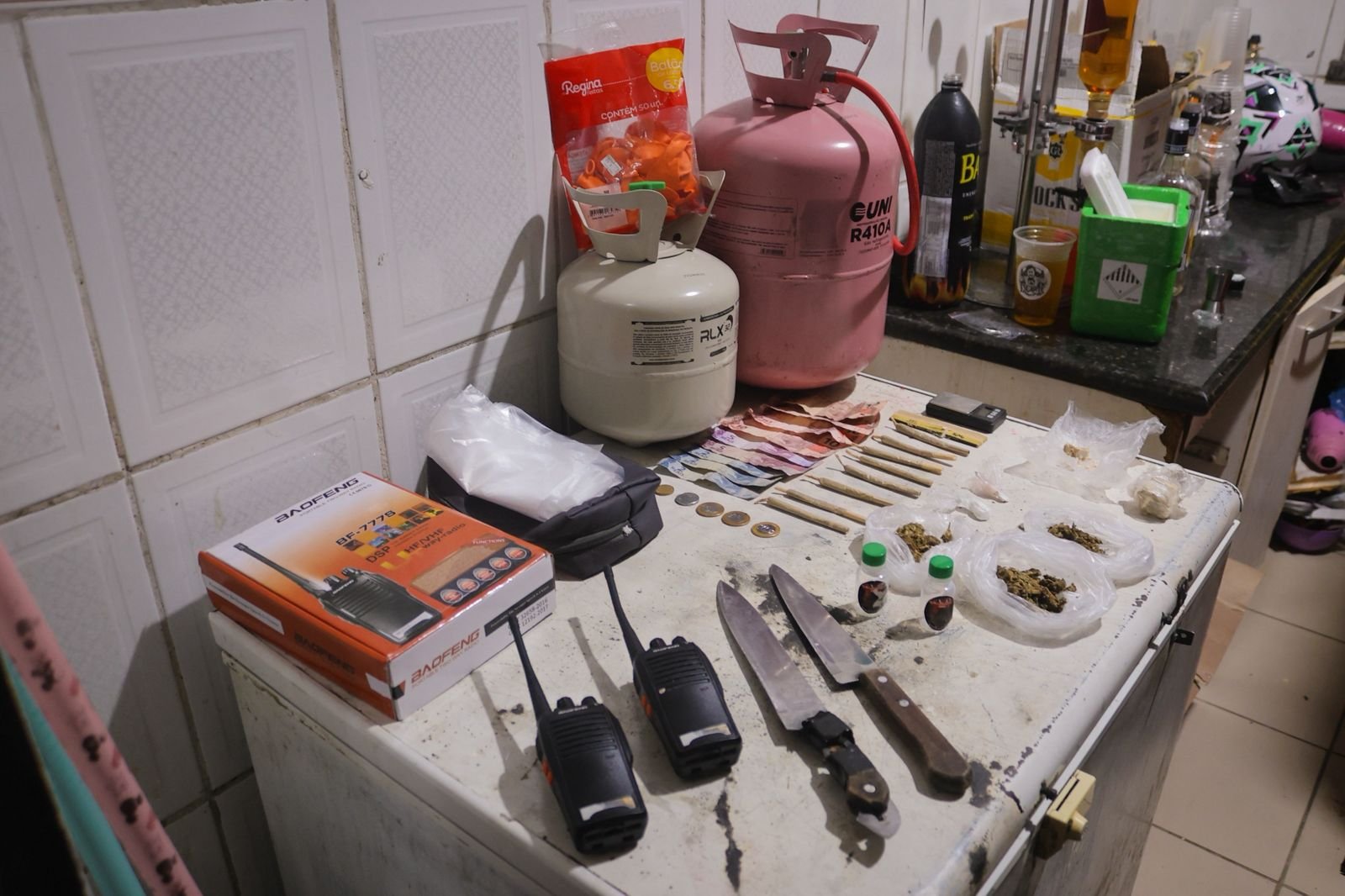 Donos de adegas são presos após 17 adolescentes serem flagrados usando álcool e drogas em Manaus