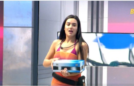 Jordana compra caixa premiada e terá o poder de tirar alguém do paredão