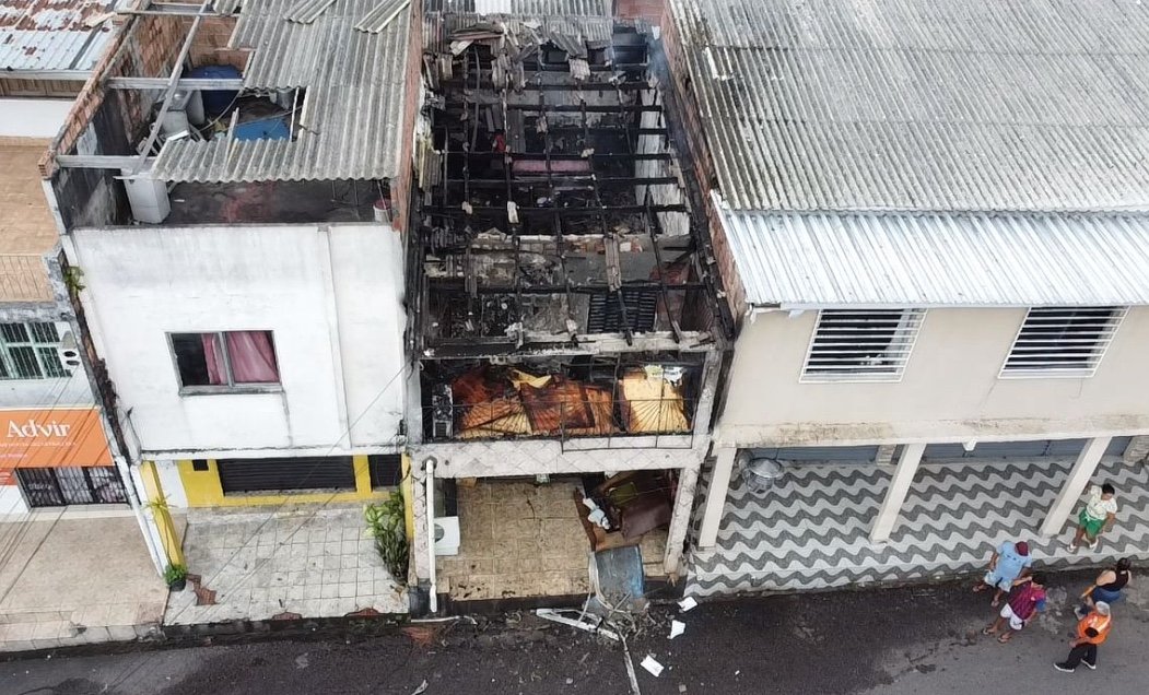 Incêndio destrói andar superior de casa no bairro Redenção; vídeos