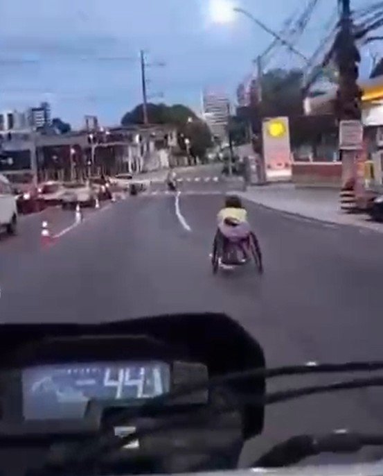 Vídeo mostra momento em que motorista bêbado atropela cadeirante durante corrida em Manaus