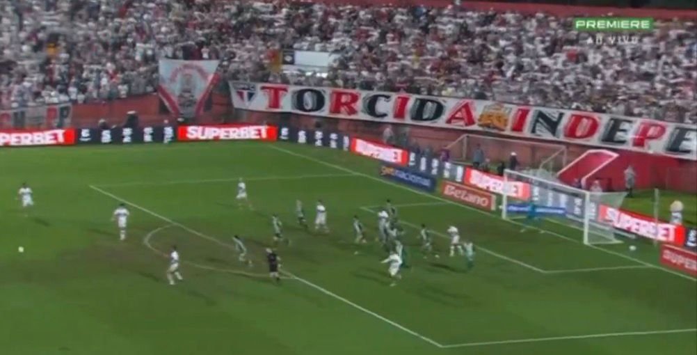 São Paulo vence Chapecoense na estreia de Roger e assume liderança