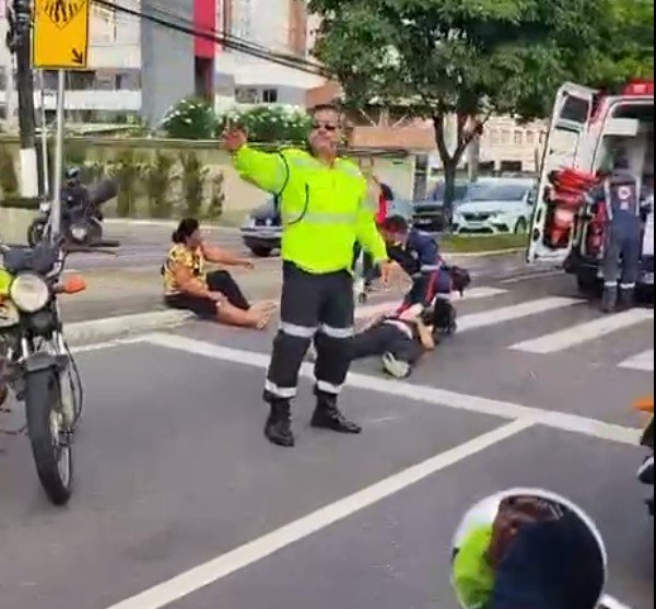Casal fica ferido em acidente entre carro e motocicleta na Av. Efigênio Salles