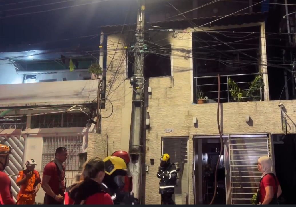 Fogo consome primeiro andar de casa no bairro Glória; veja detalhes