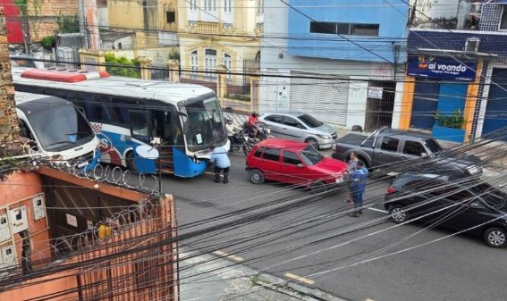 Ônibus colide com carros e causa congestionamento no Centro de Manaus