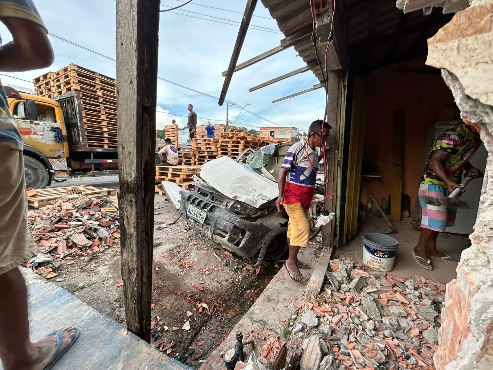 Caminhão sem freio invade casas e destrói veículos na Pista da Raquete em Manaus