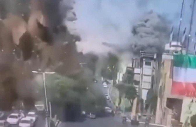 Número de mortes no Irã chega a 555 após ataques coordenados