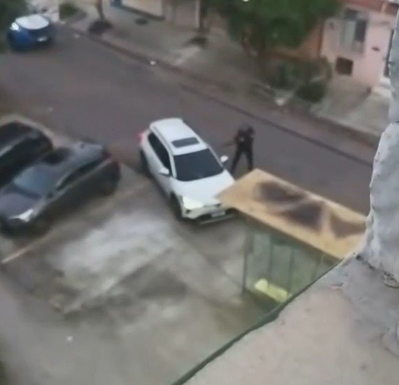 Vídeo mostra policiais com fuzis batendo na janela do carro de médica morta no RJ