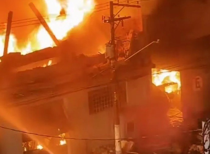 Combate às chamas ultrapassa 20 horas e mobiliza força-tarefa no Brás em São Paulo