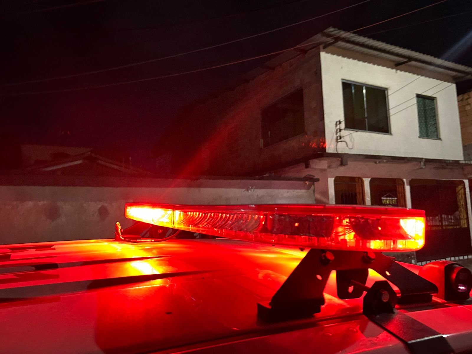 Marido agride e tranca esposa em casa durante crise de ciúmes na Cidade Nova