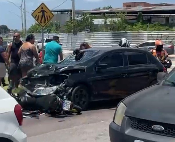 Acidente entre carro e motocicleta deixa cinco feridos no Crespo