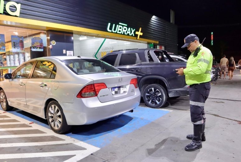 Operação "Sossego" fiscaliza 37 veículos e remove sete em Manaus