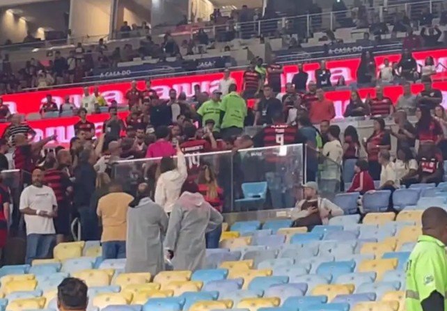 Pai de Gerson e o jogador são hostilizados pela torcida do Flamengo