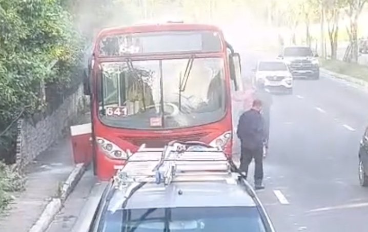 Ônibus da linha 641 é esvaziado após princípio de incêndio em Manaus; vídeo