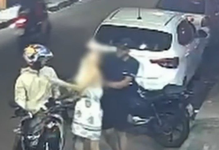 Homem é preso após atacar e agredir ex no meio da rua no Aleixo; veja vídeo